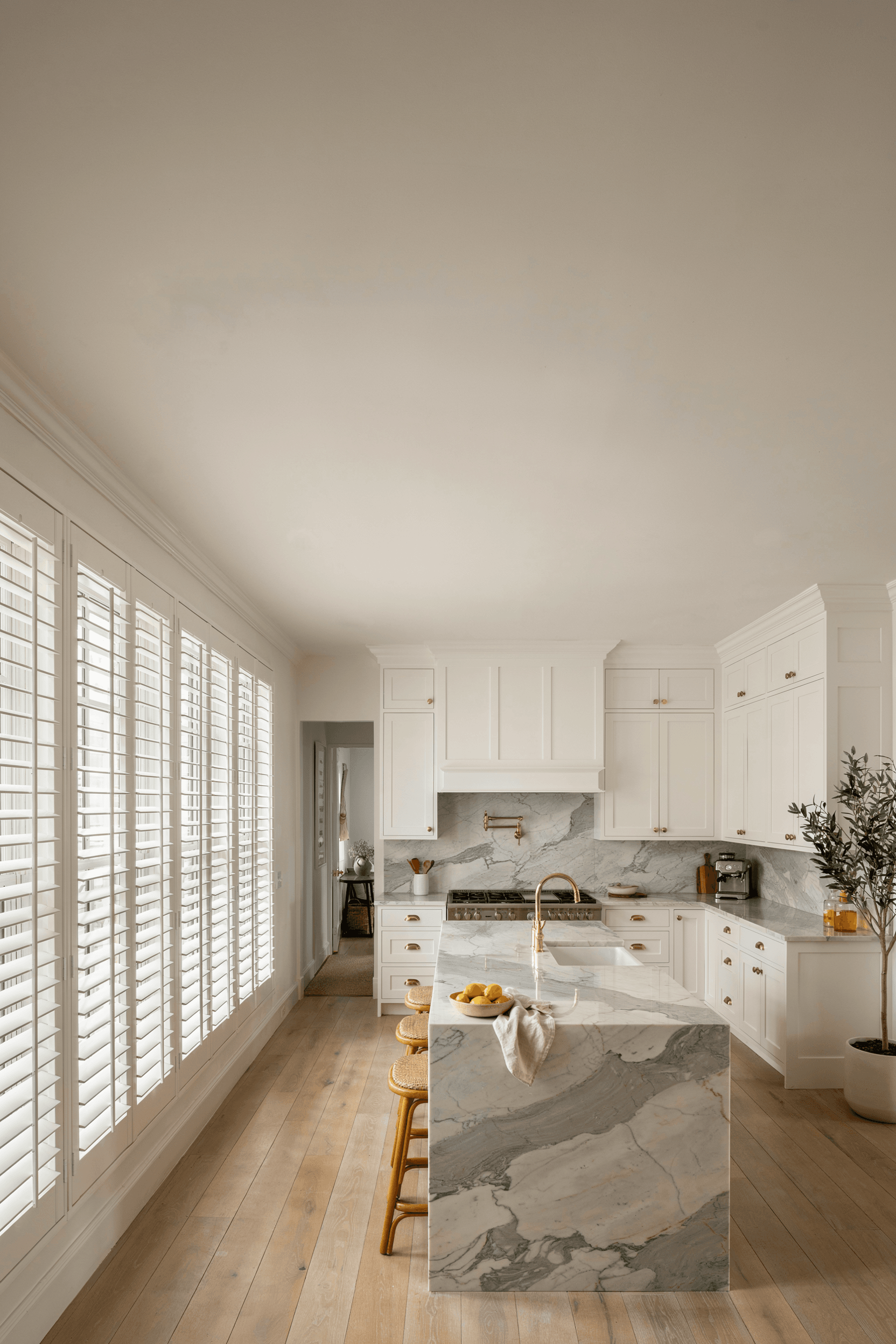 26 Kitchen Window Treatment Ideas for a Stylish & Functional Home