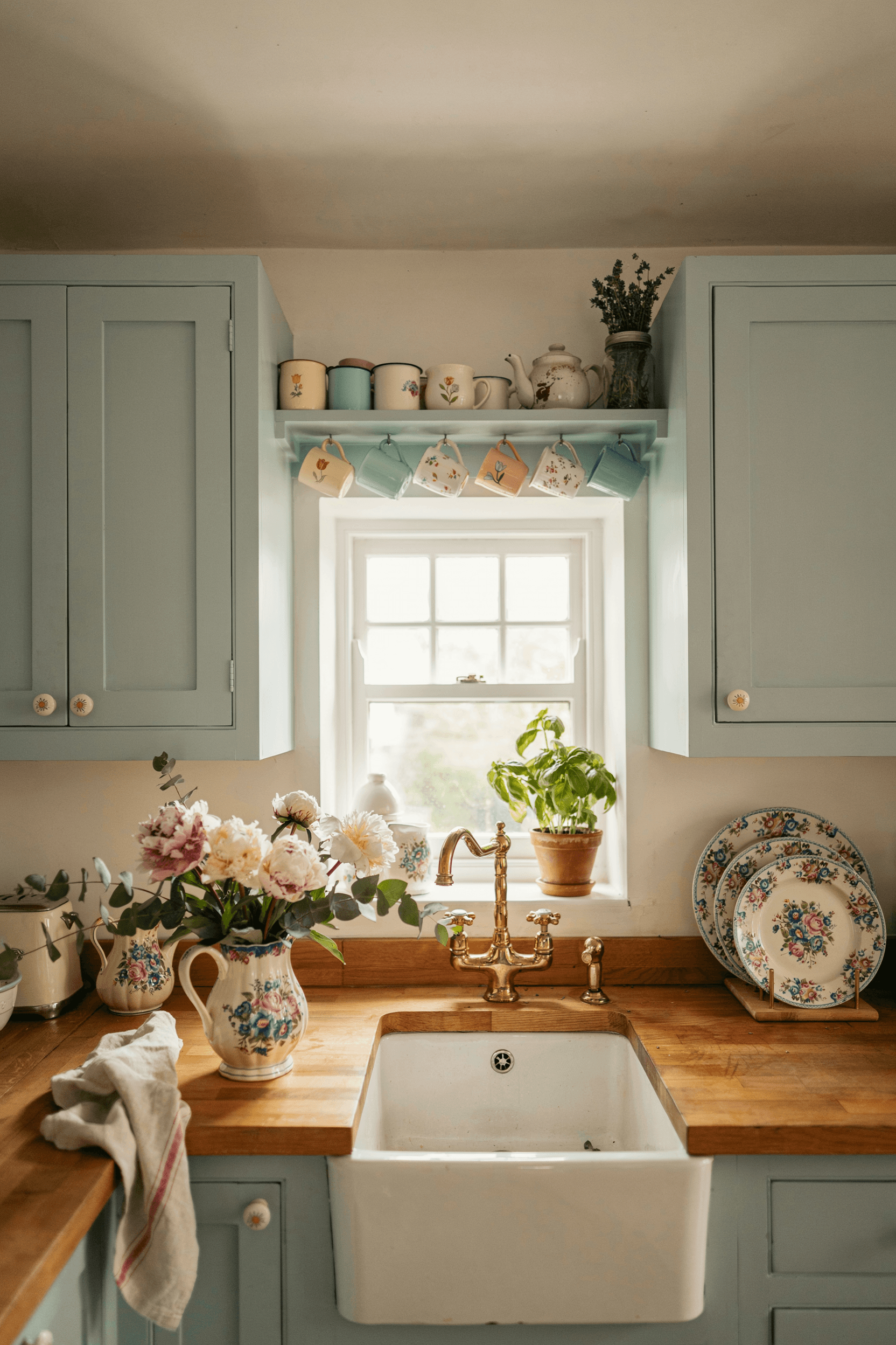 23 Cabinet Hardware Ideas for a Stylish & Modern Home