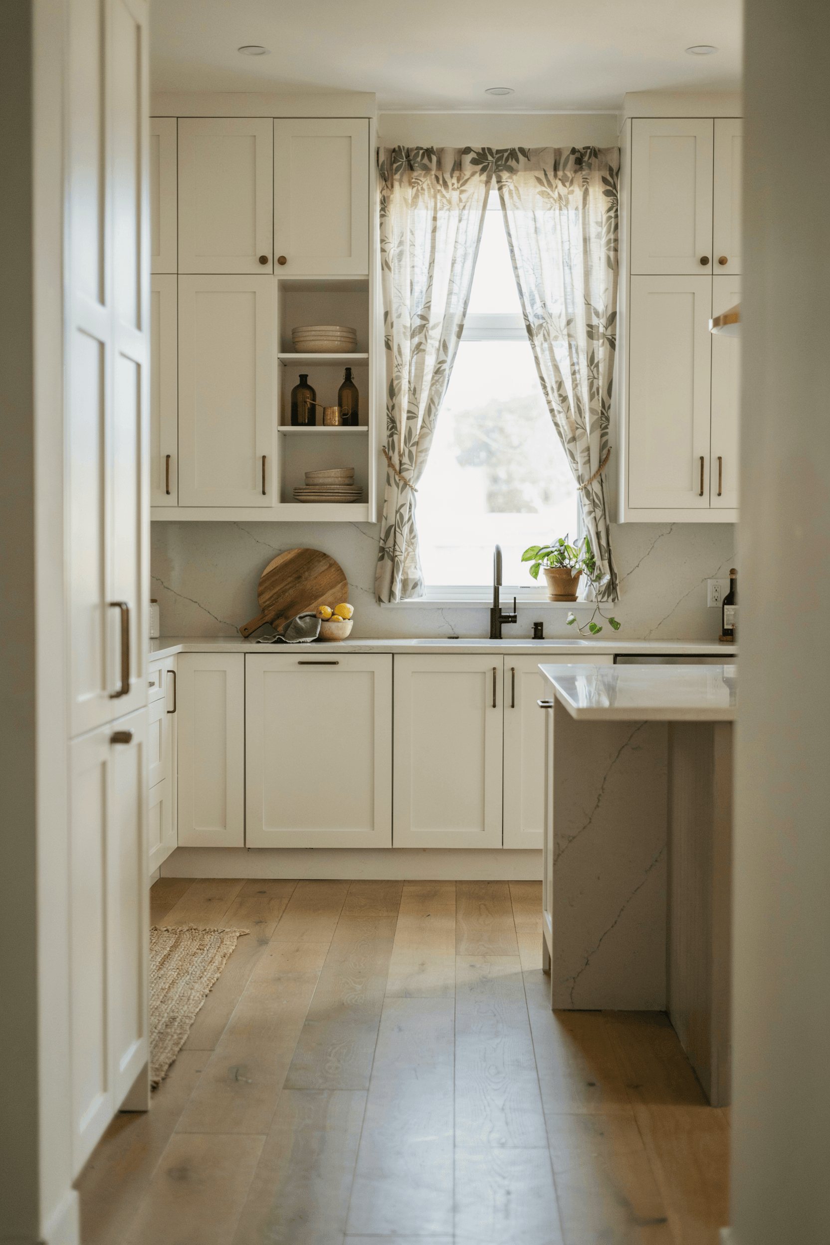 26 Kitchen Window Treatment Ideas for a Stylish & Functional Home
