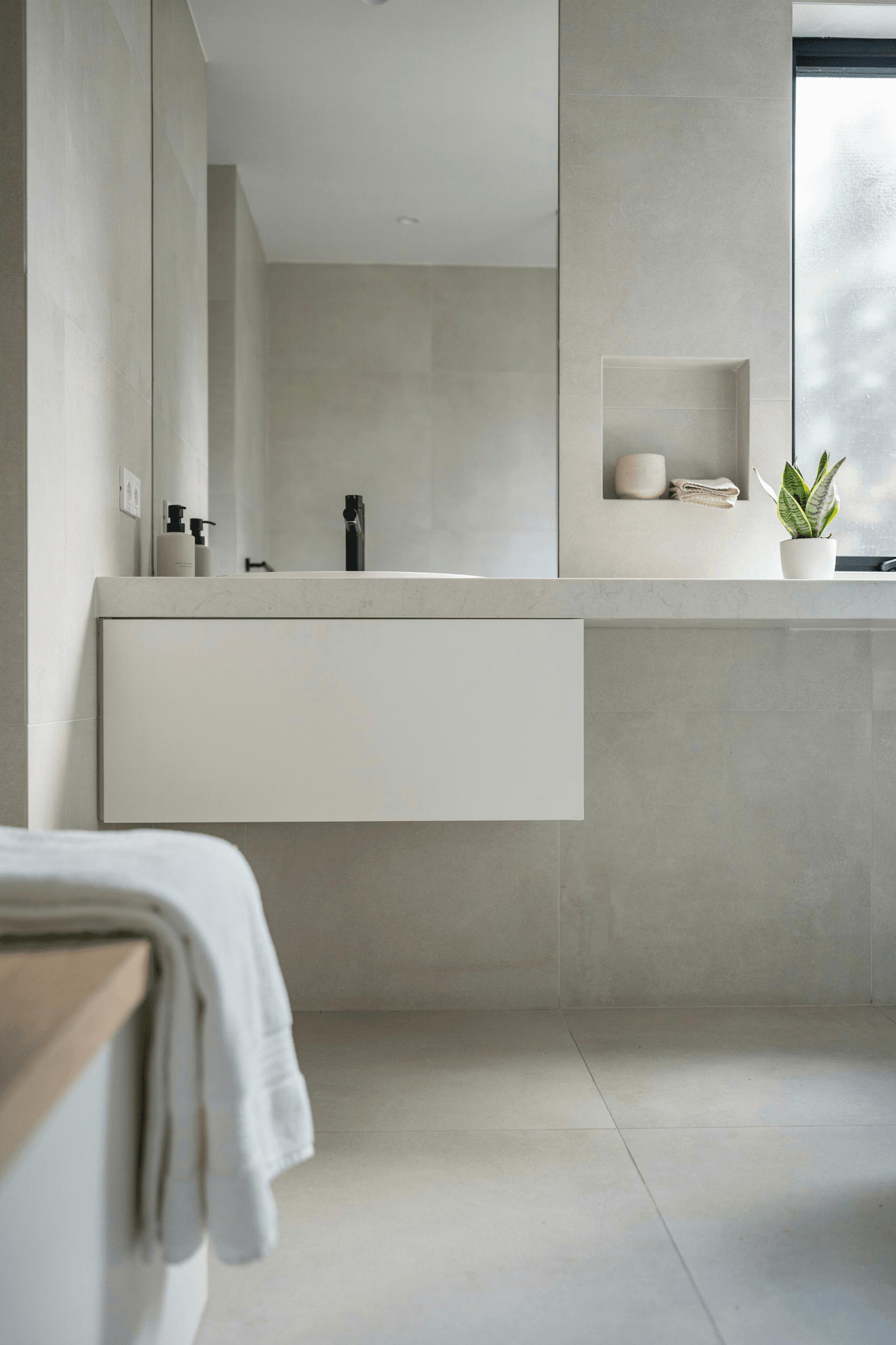 23 Bathroom Wall Decor Ideas for a Stylish & Relaxing Space