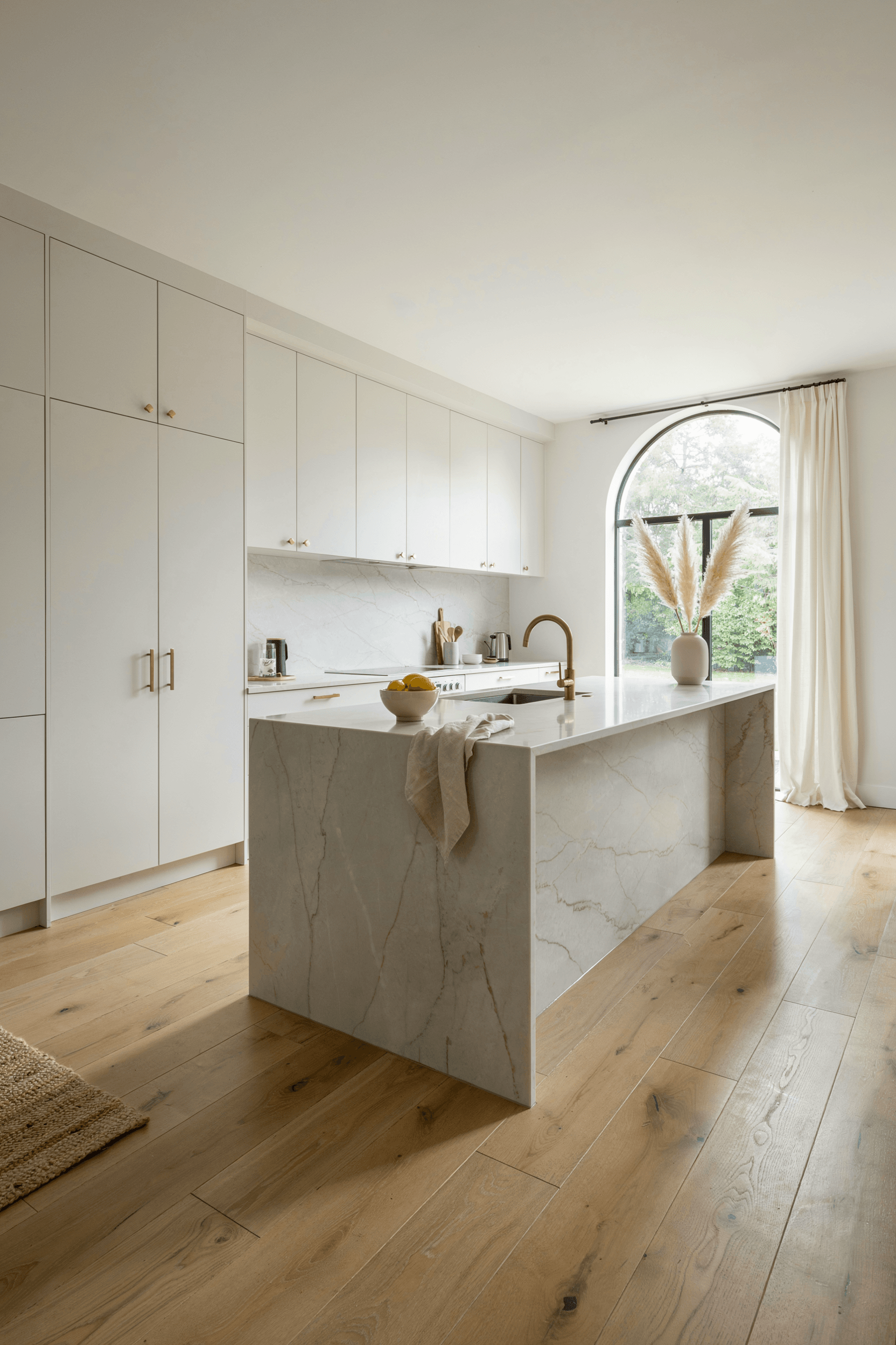 24 Brass Kitchen Hardware Ideas for a Warm & Luxury Kitchen