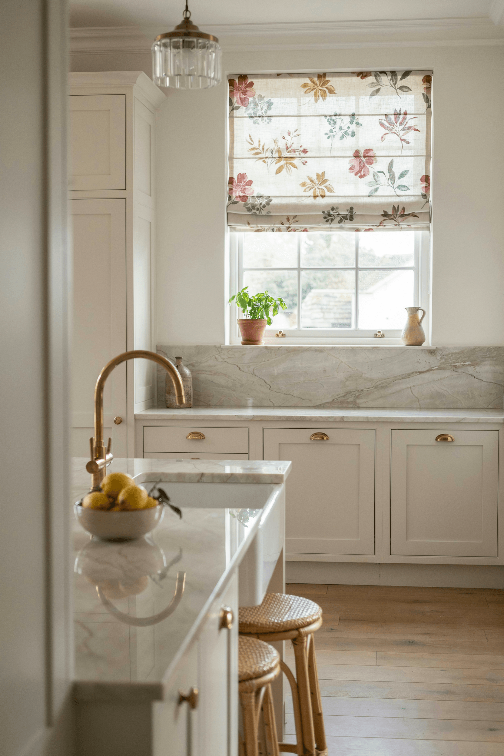 26 Kitchen Window Treatment Ideas for a Stylish & Functional Home