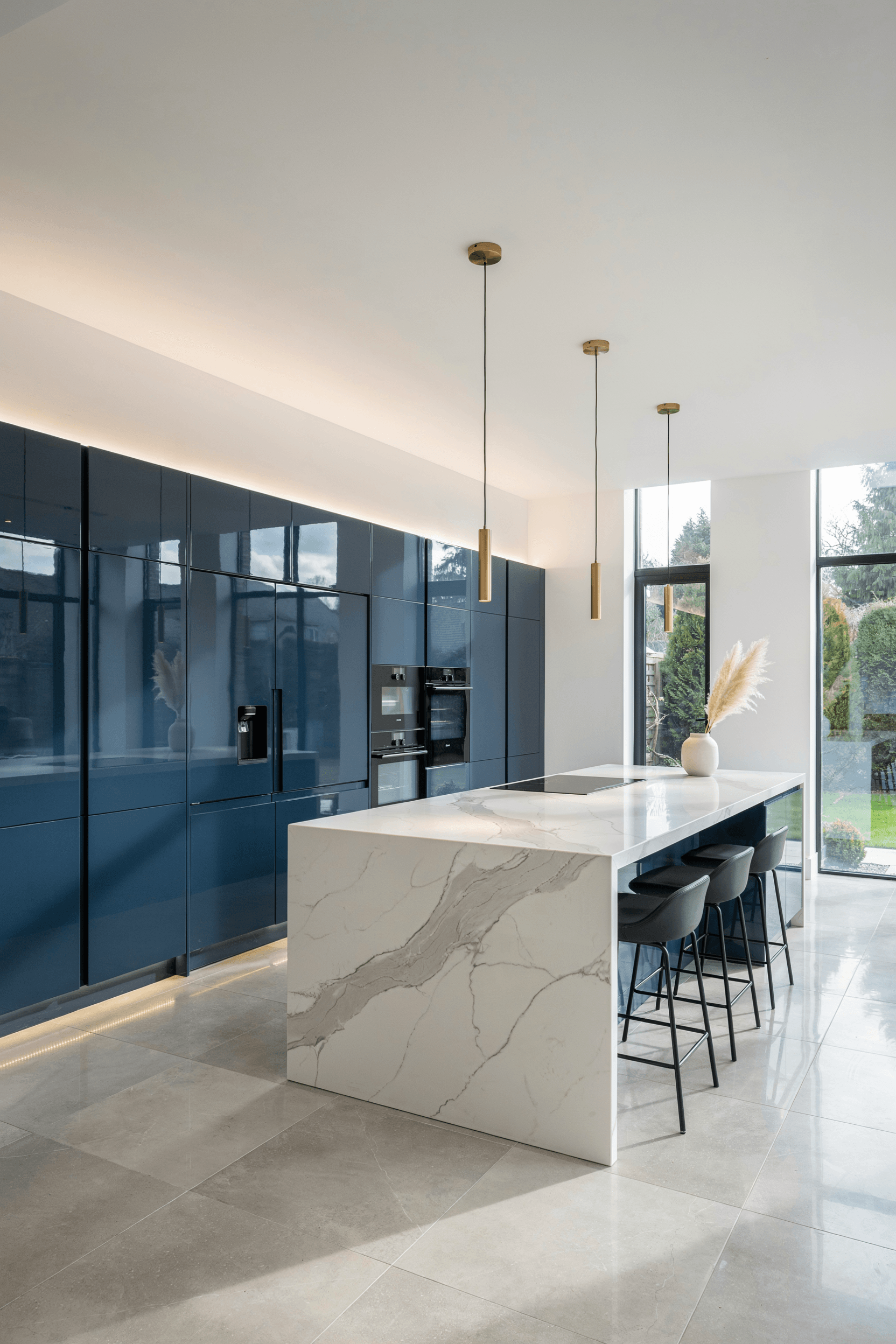 27 Blue and White Kitchen Ideas for a Fresh & Stylish Home