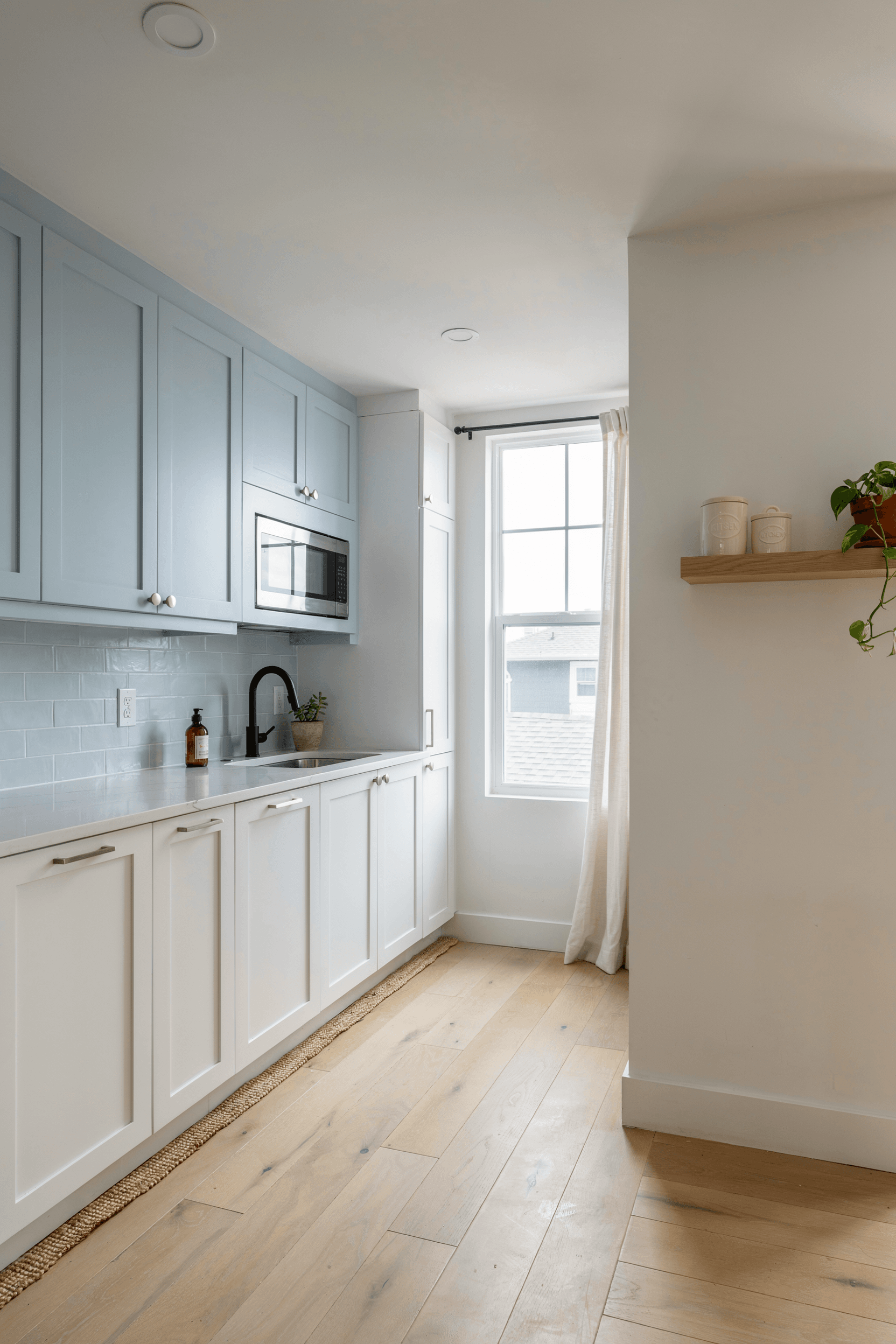 27 Blue and White Kitchen Ideas for a Fresh & Stylish Home