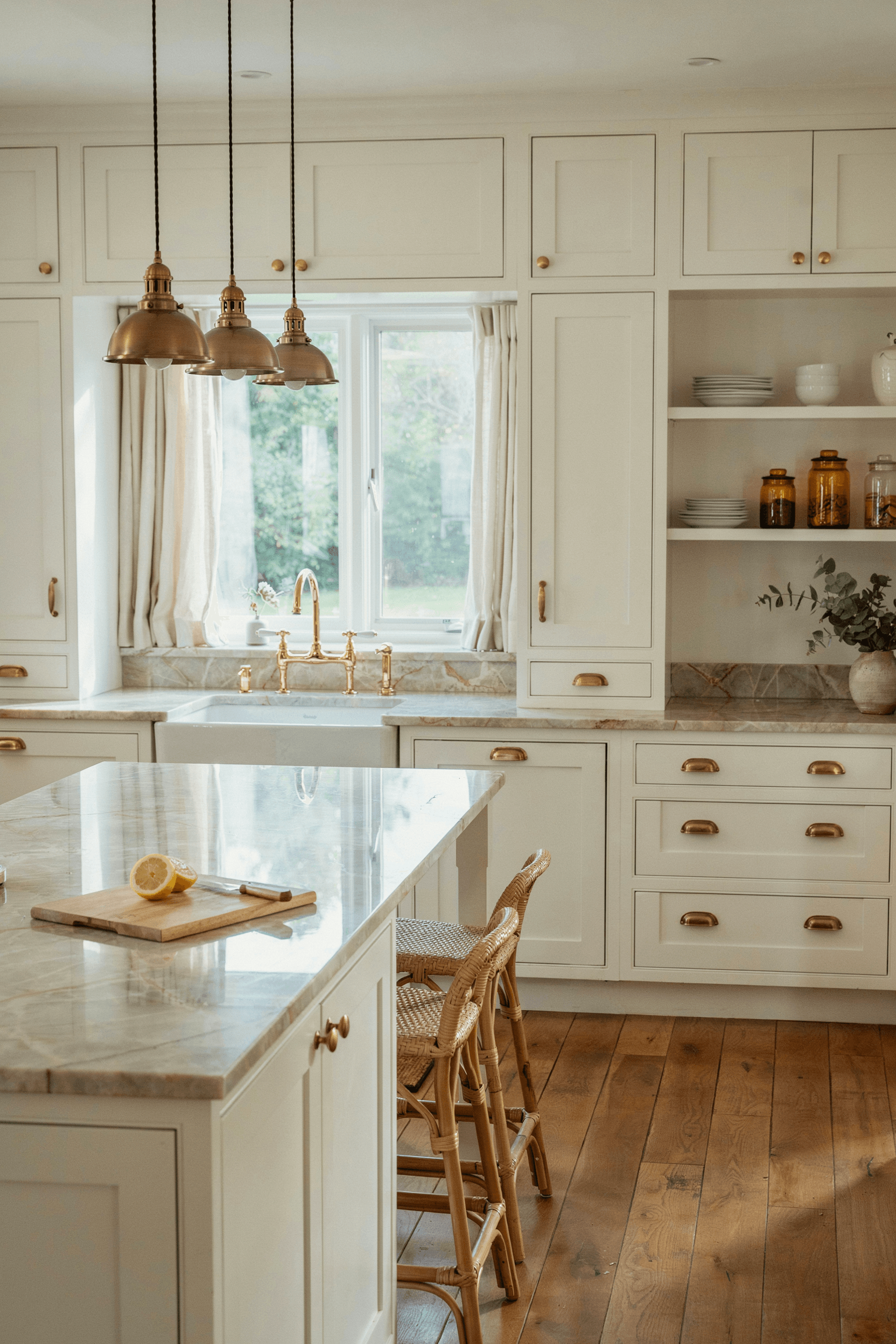 24 Brass Kitchen Hardware Ideas for a Warm & Luxury Kitchen