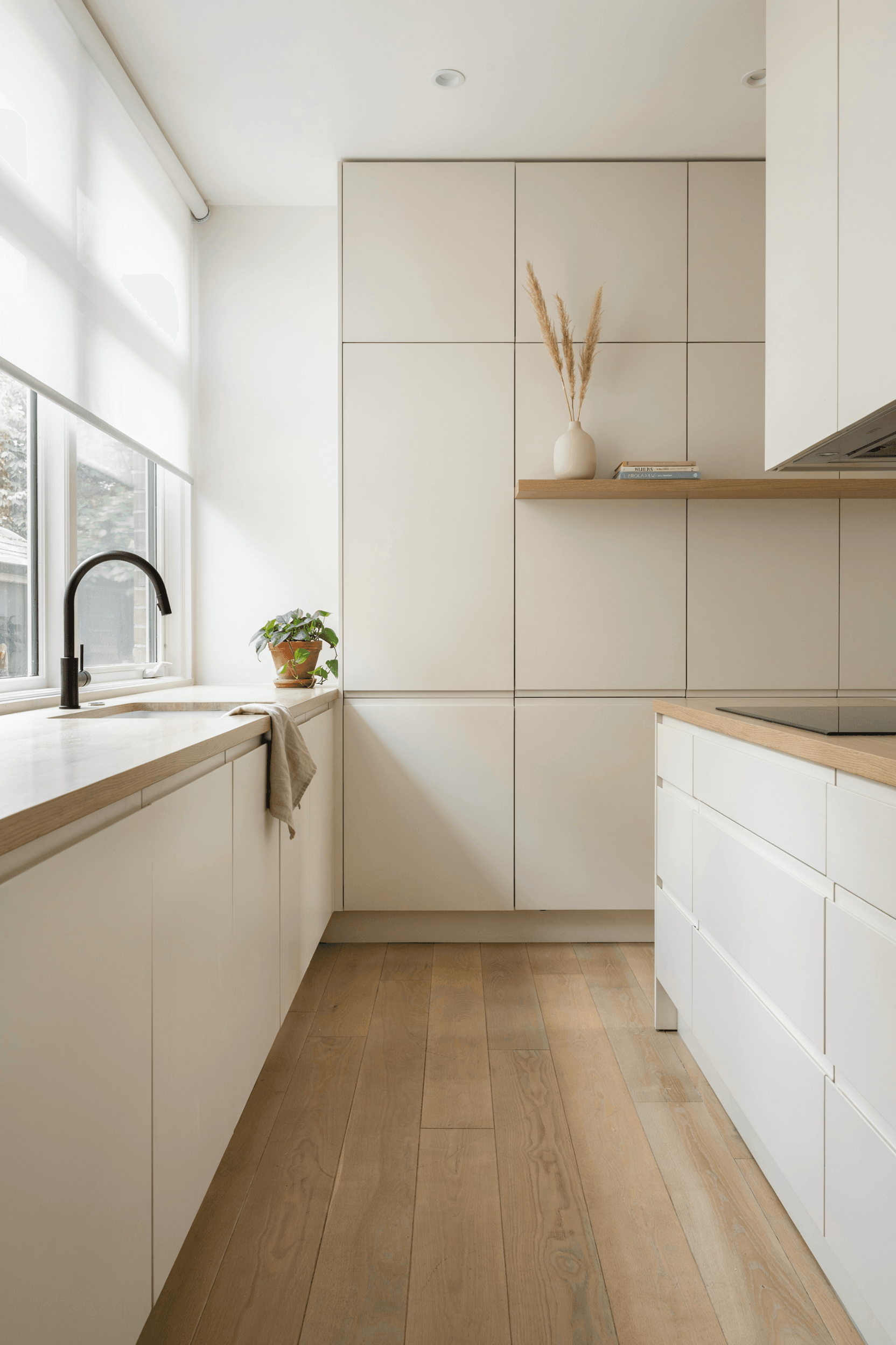 26 Kitchen Window Treatment Ideas for a Stylish & Functional Home