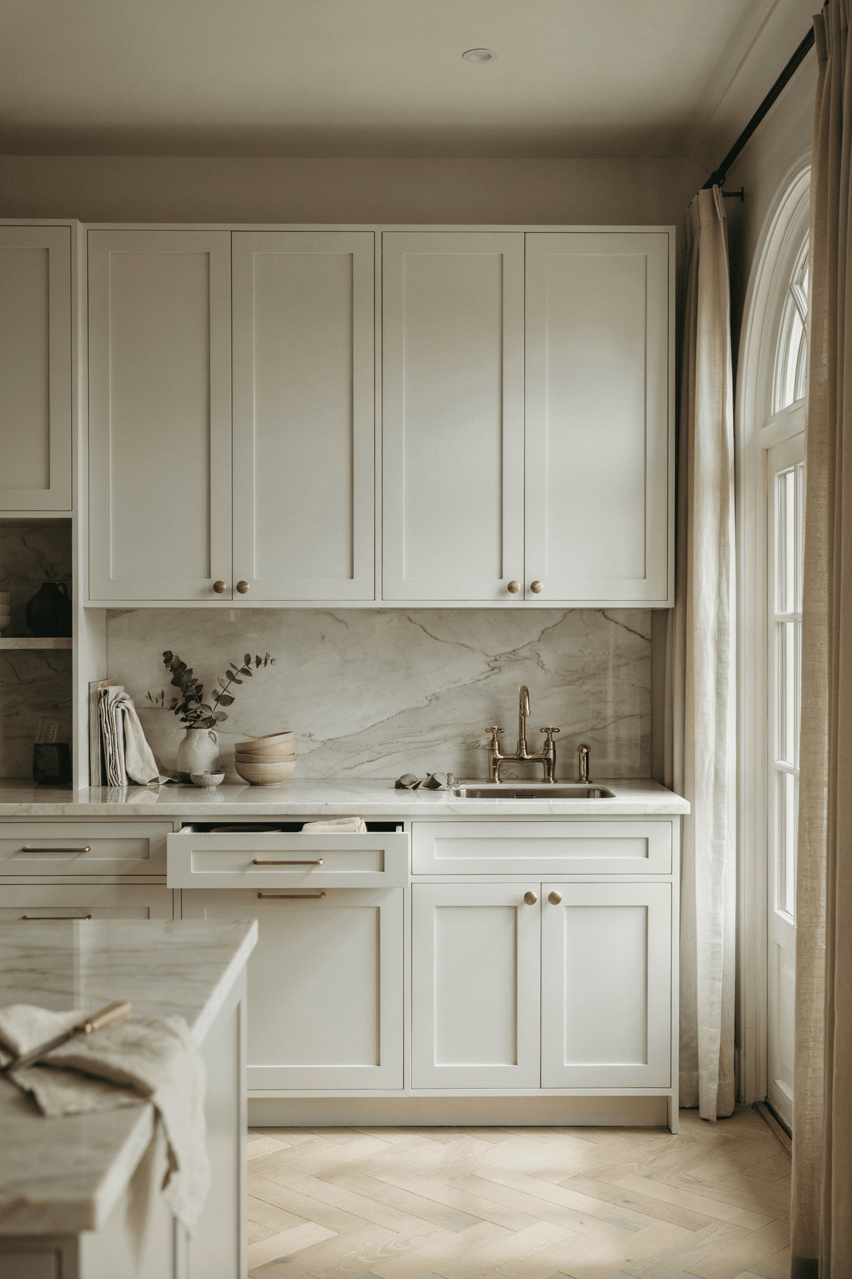 24 Brass Kitchen Hardware Ideas for a Warm & Luxury Kitchen