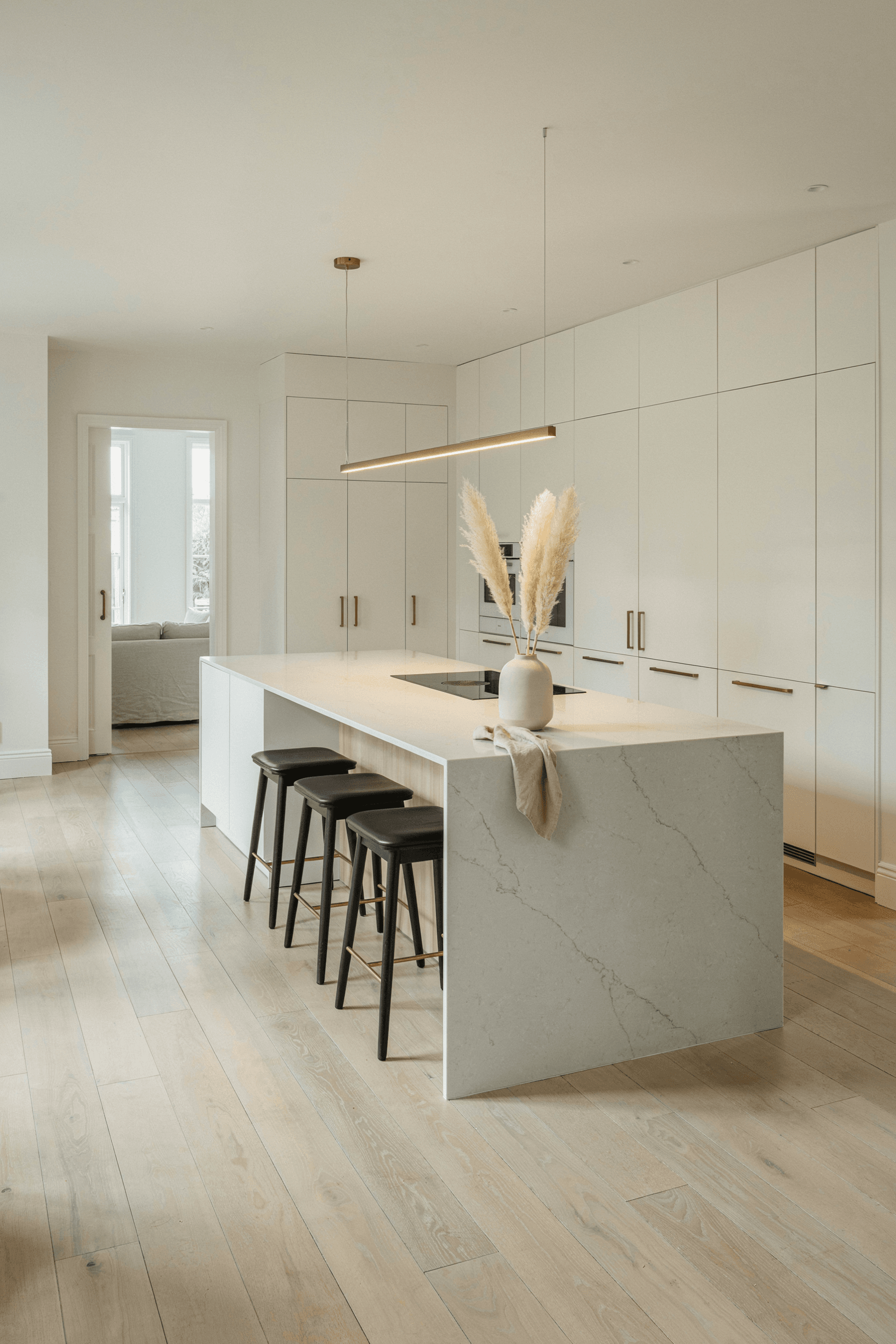 24 Brass Kitchen Hardware Ideas for a Warm & Luxury Kitchen