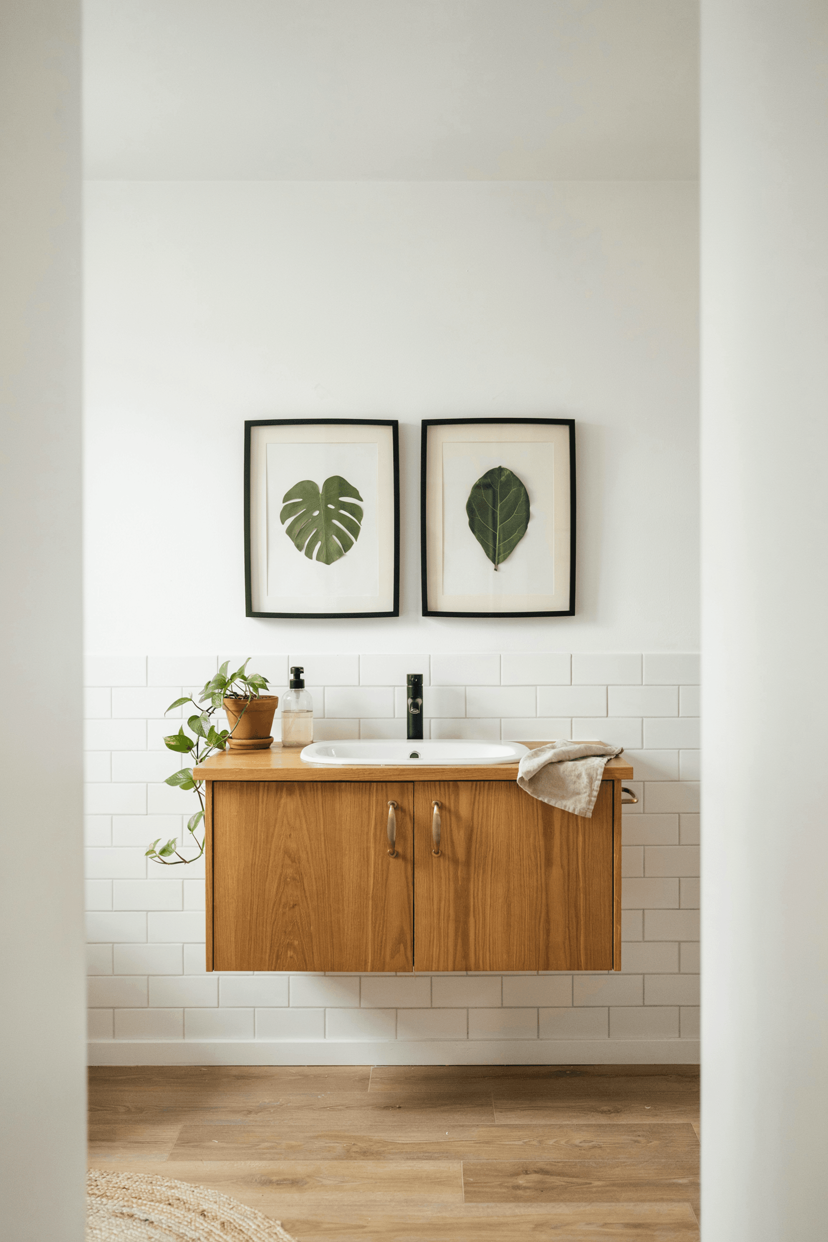 23 Bathroom Wall Decor Ideas for a Stylish & Relaxing Space