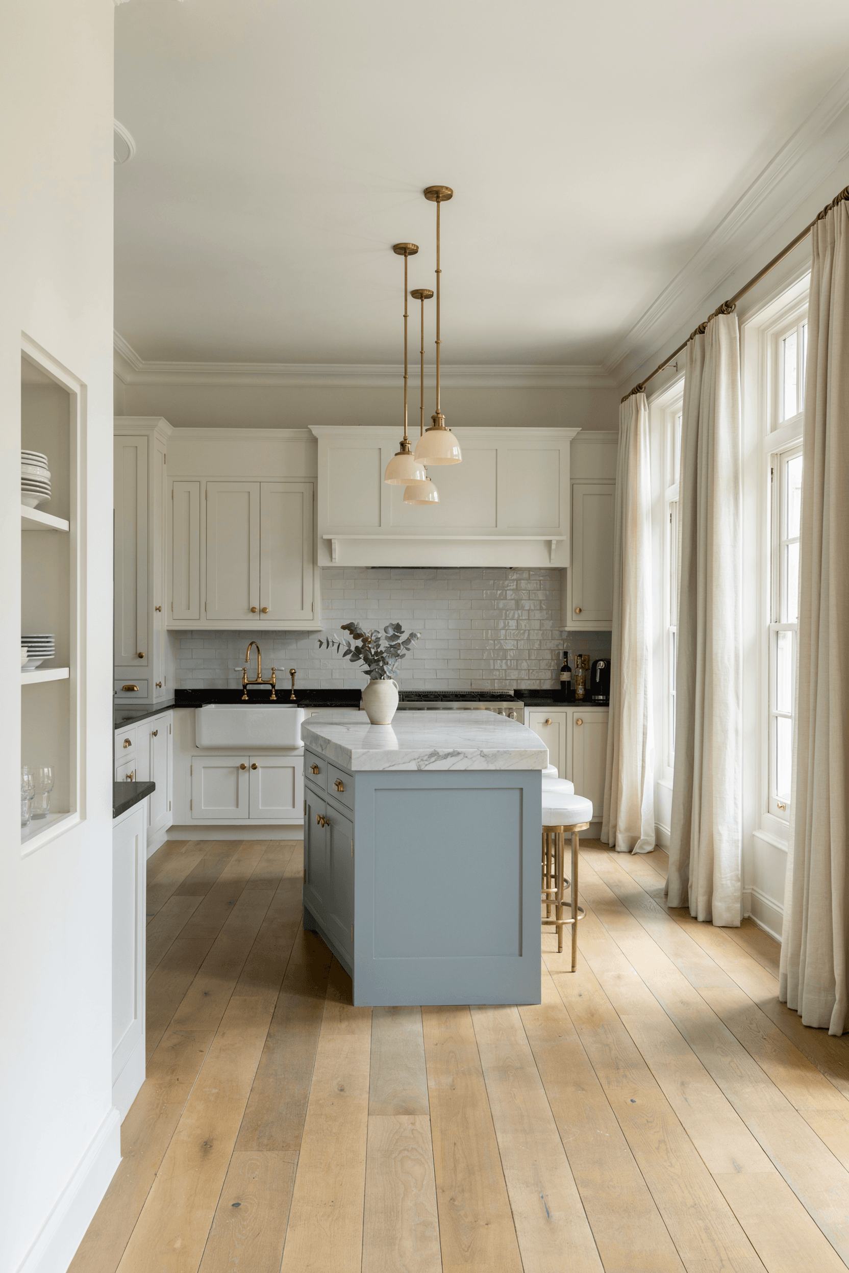 27 Blue and White Kitchen Ideas for a Fresh & Stylish Home