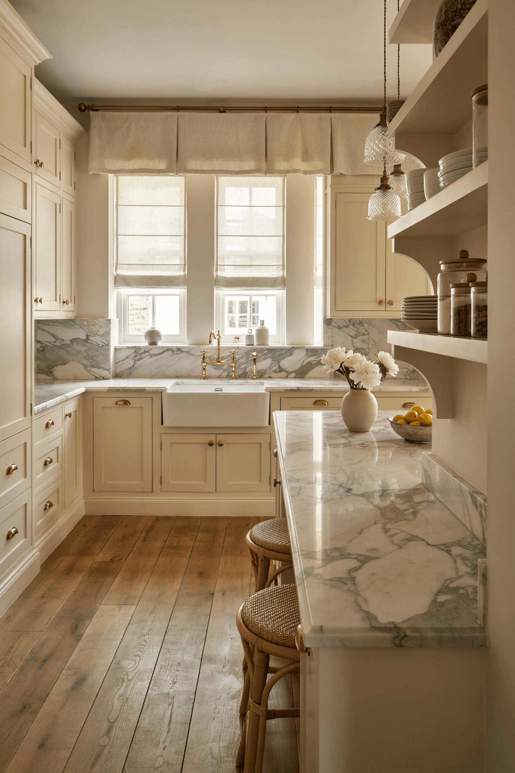26 Kitchen Window Treatment Ideas for a Stylish & Functional Home