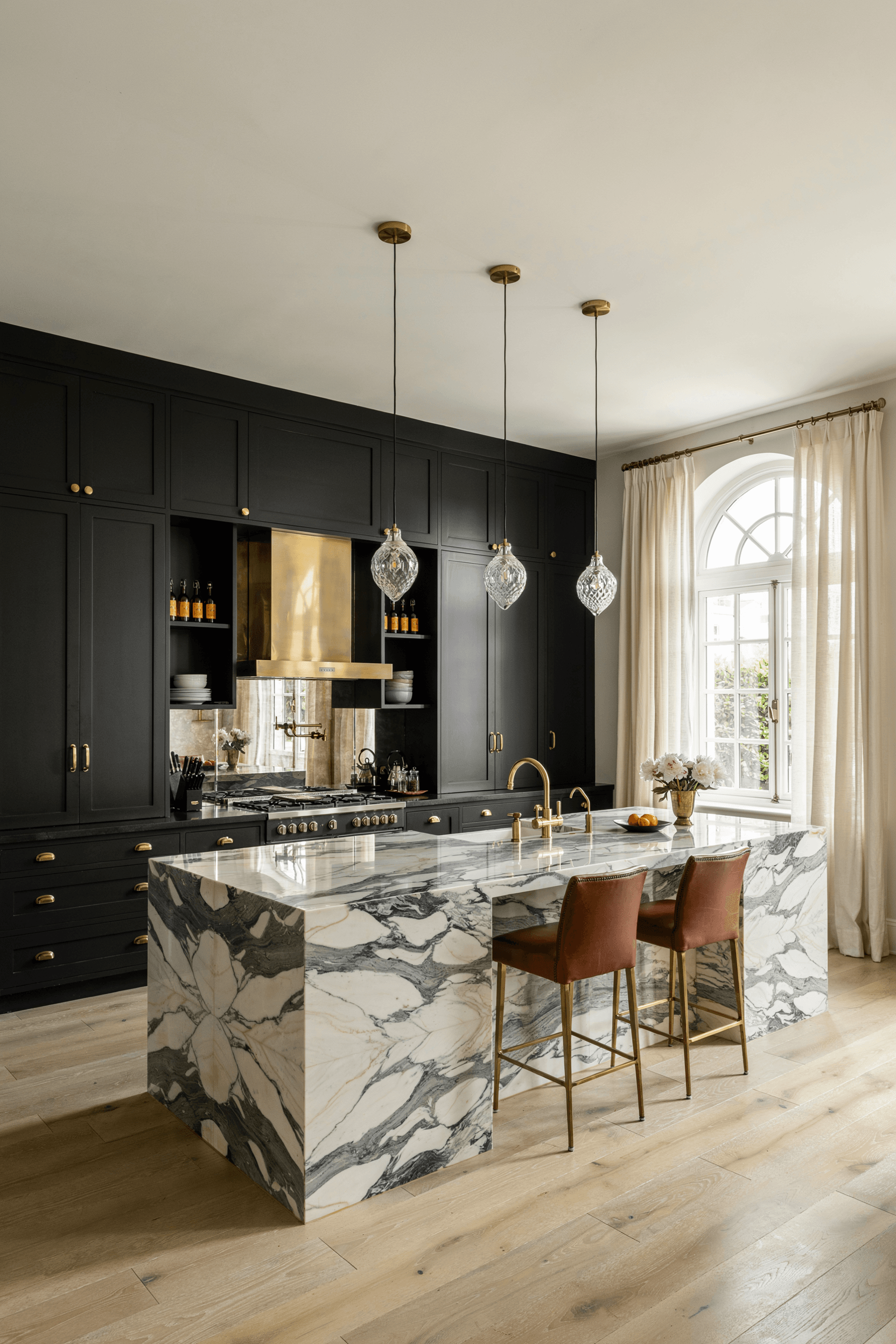 24 Brass Kitchen Hardware Ideas for a Warm & Luxury Kitchen