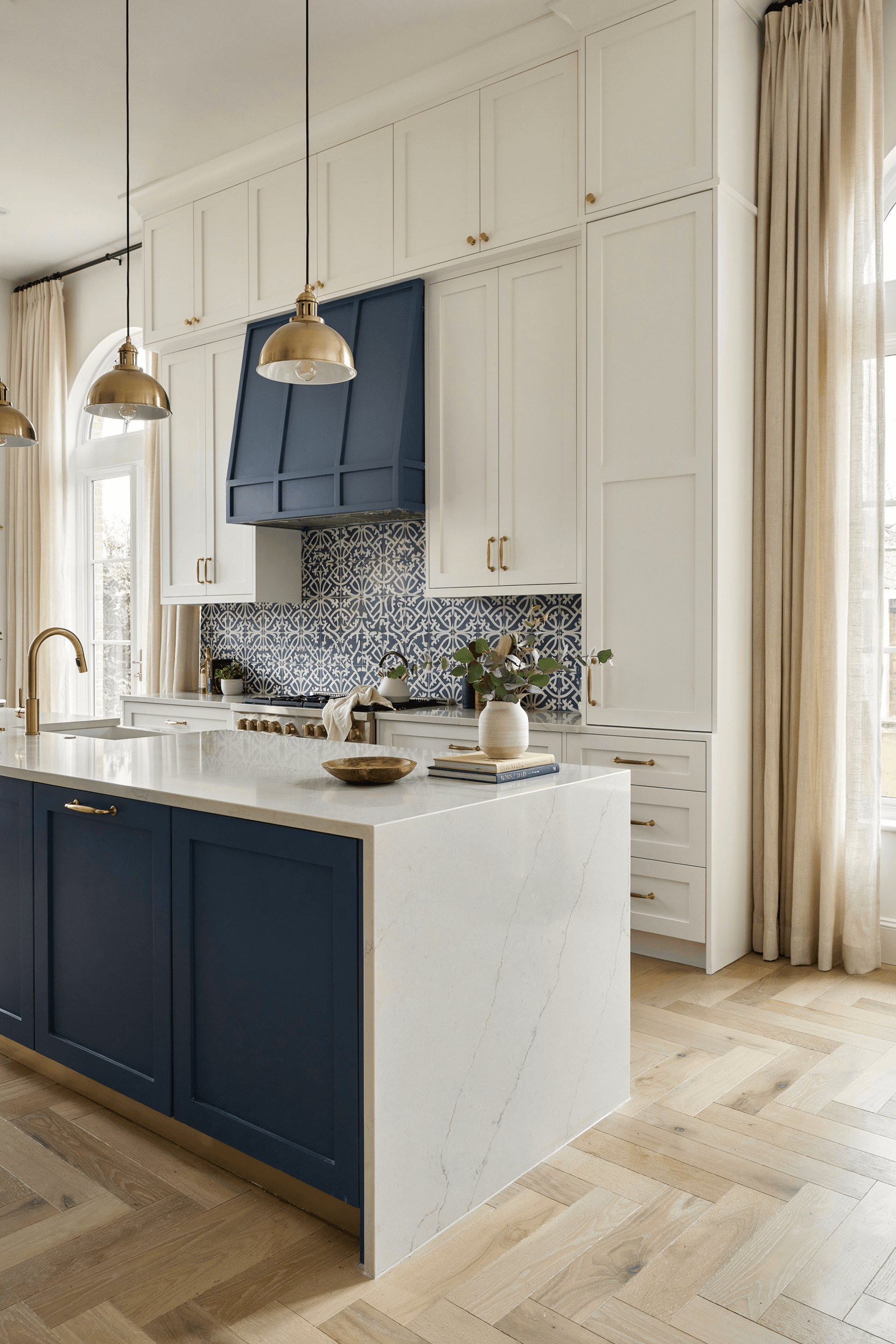 27 Blue and White Kitchen Ideas for a Fresh & Stylish Home