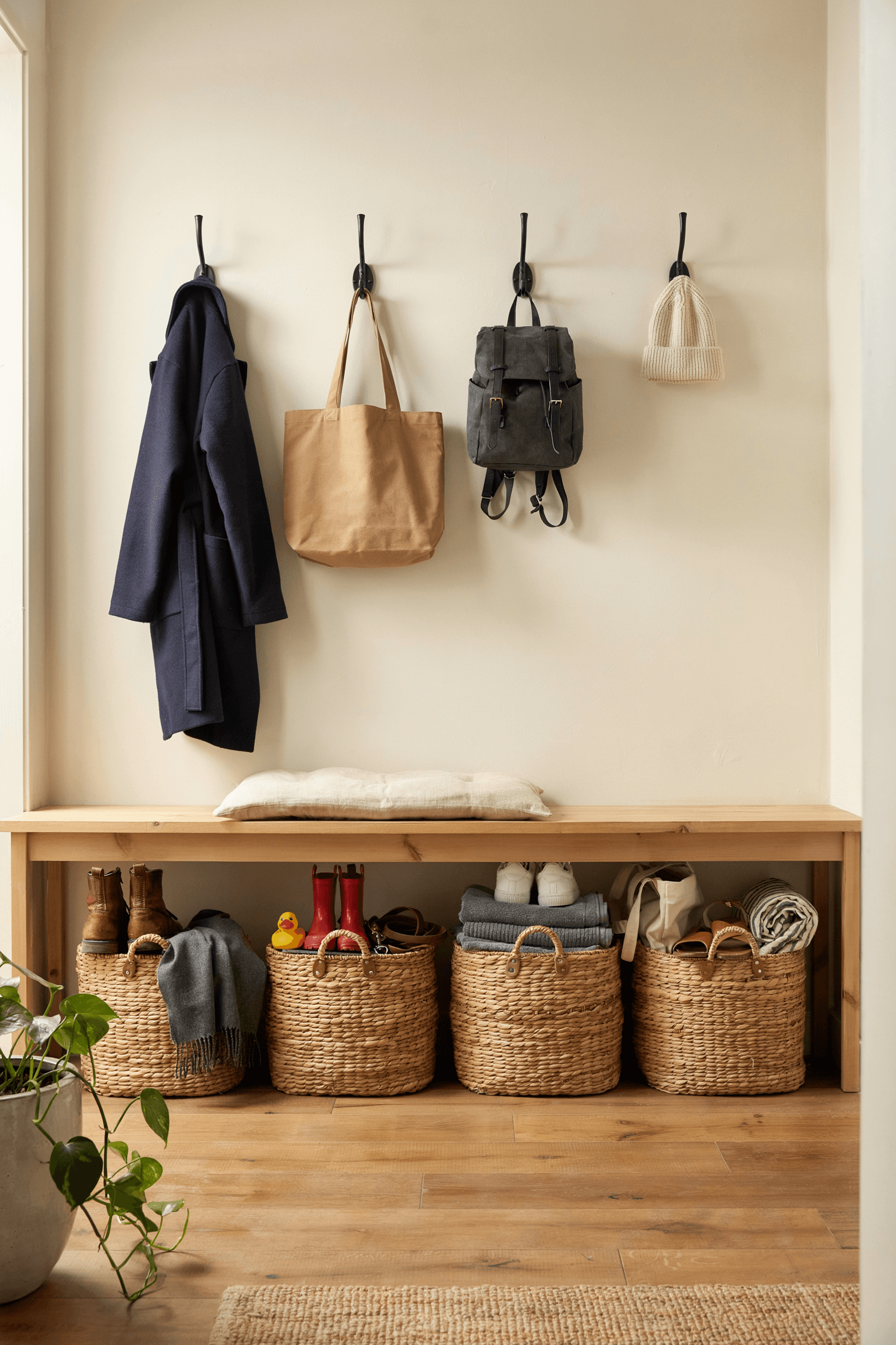 Mudroom Bench with Baskets – home decor idea