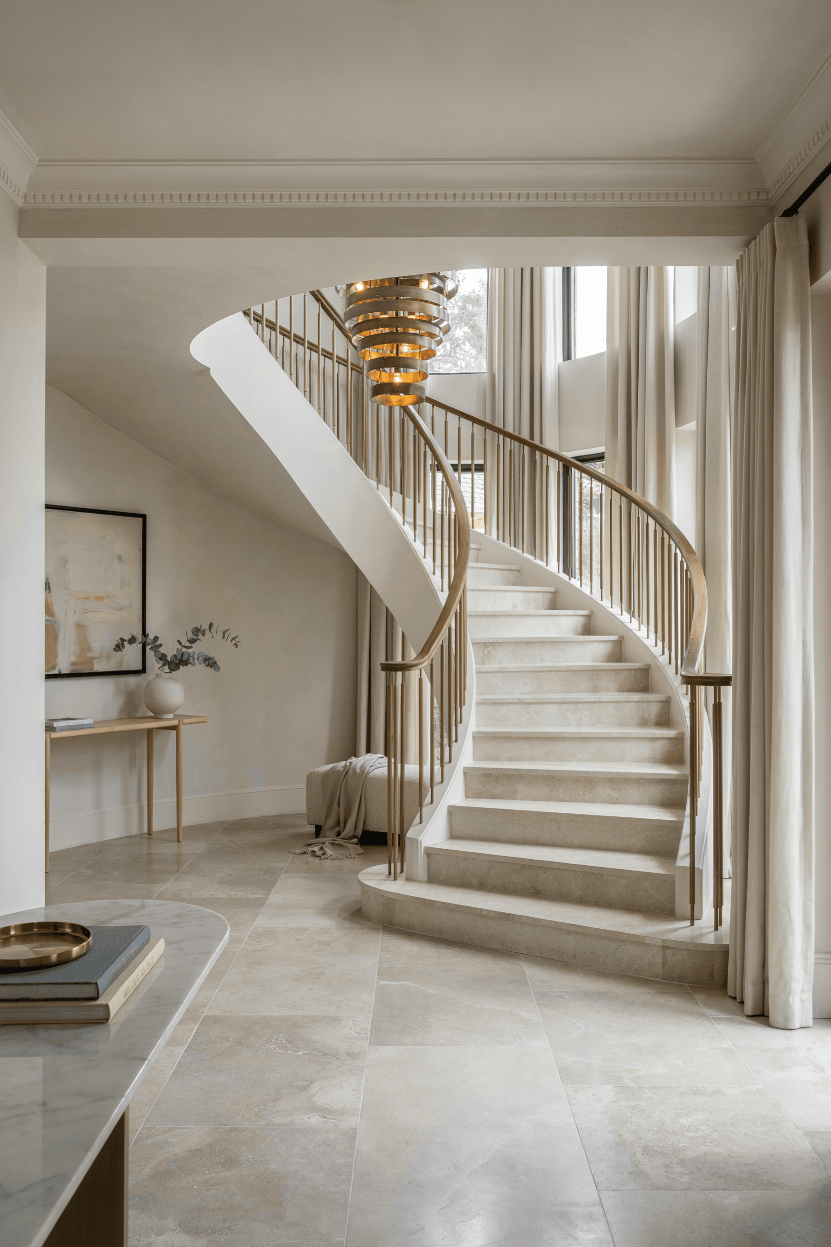 Foyer with Curved Staircase – home decor idea