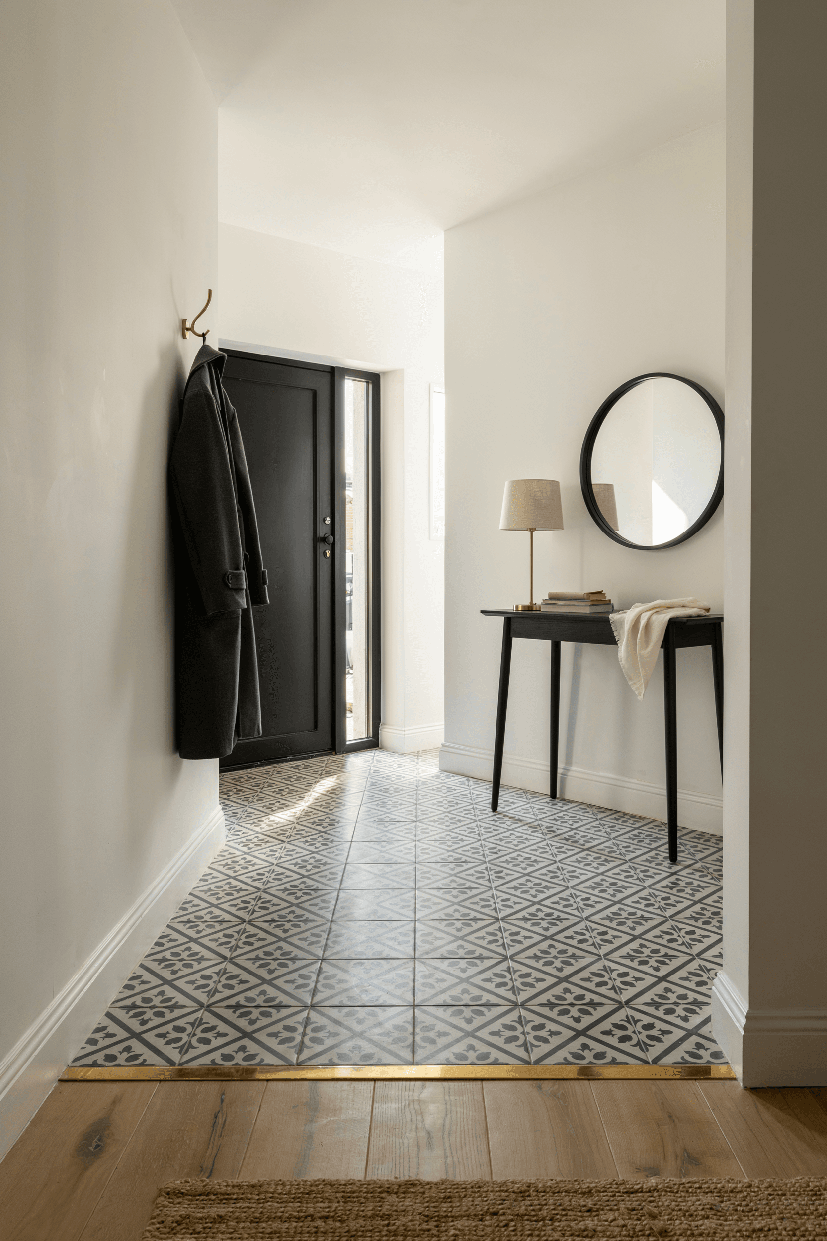 Black and White Entry Foyer – home decor idea