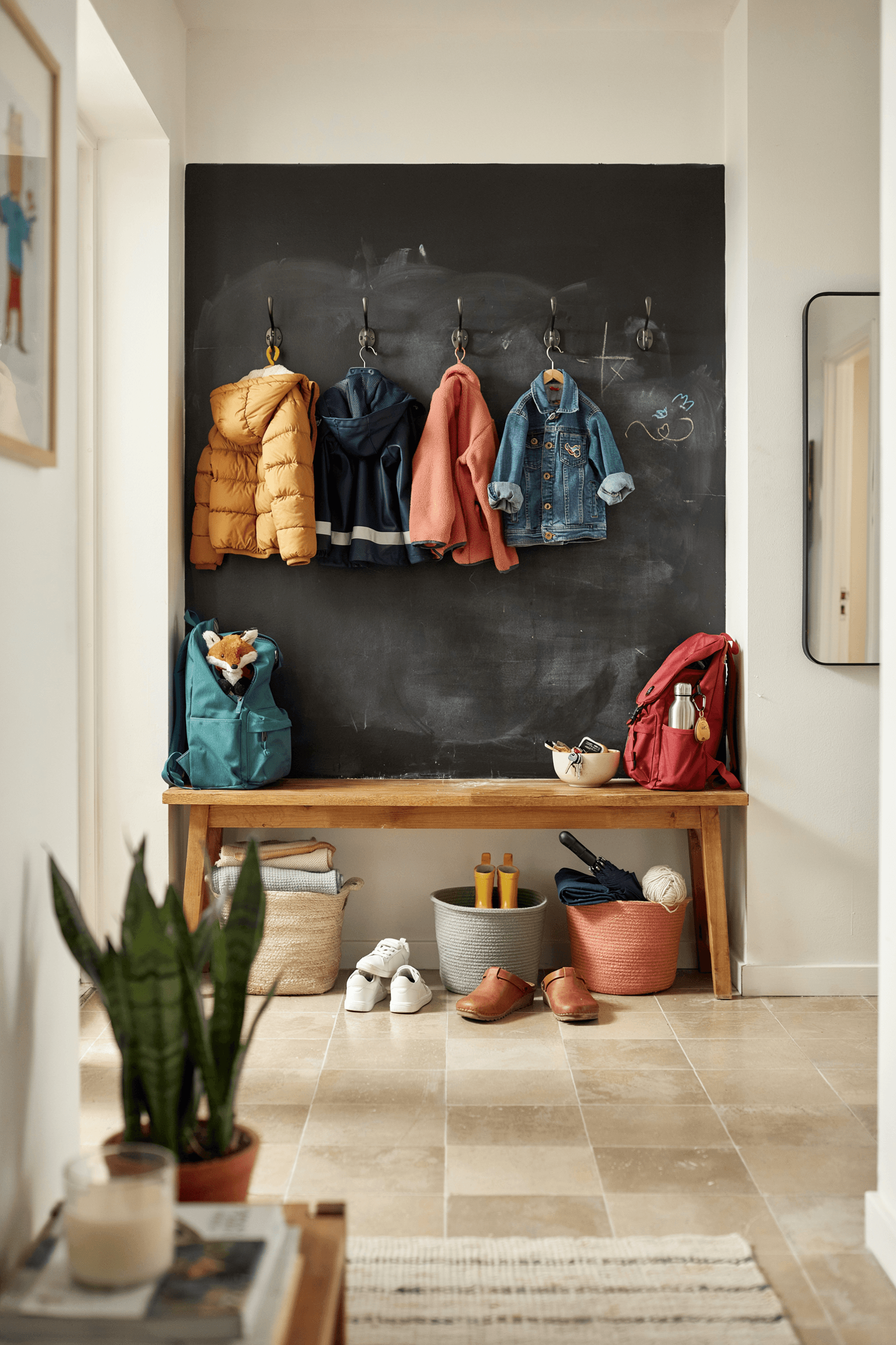 Mudroom Bench with Chalkboard Wall – home decor idea