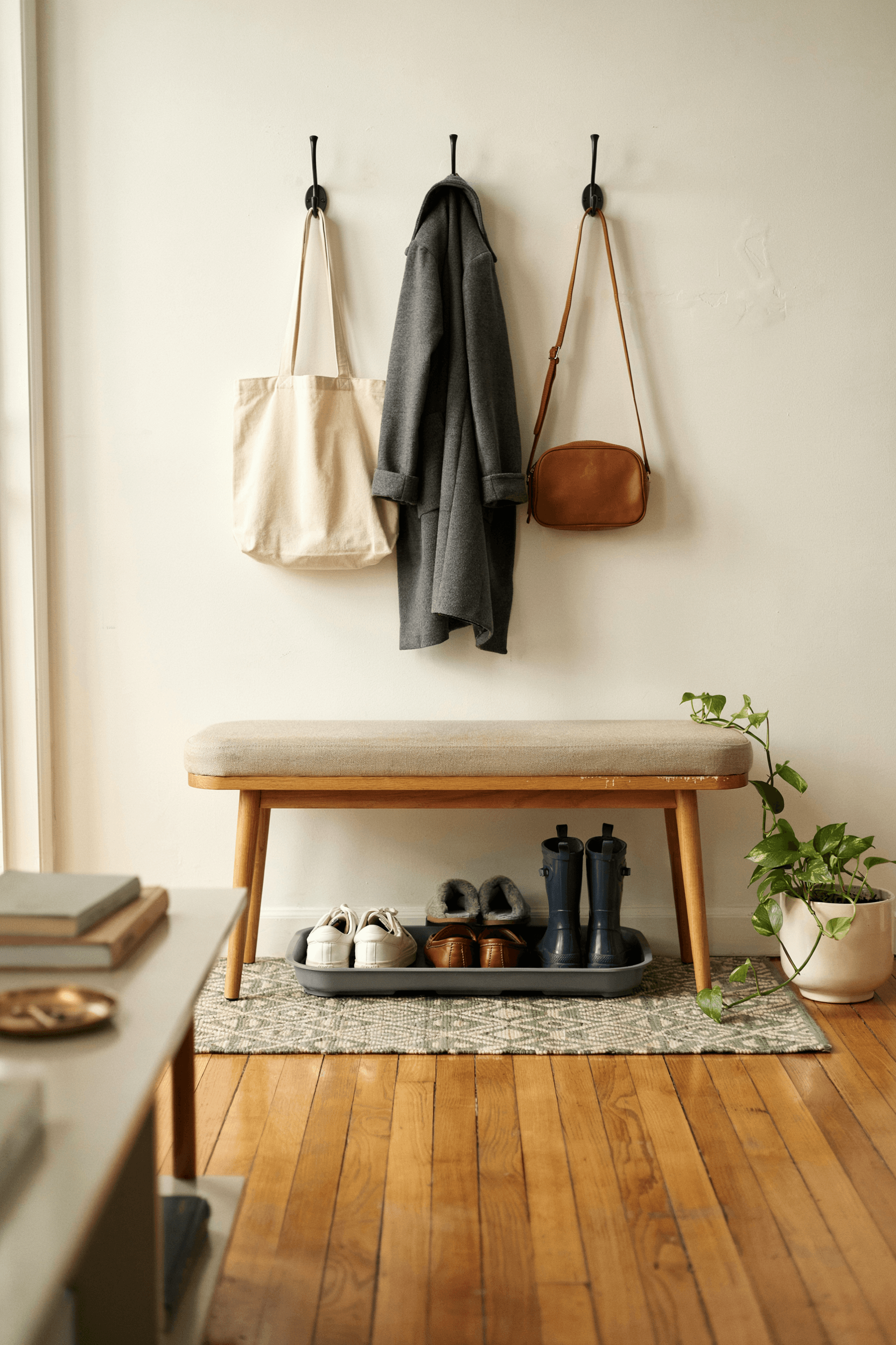 Entryway Bench with Shoe Tray – home decor idea