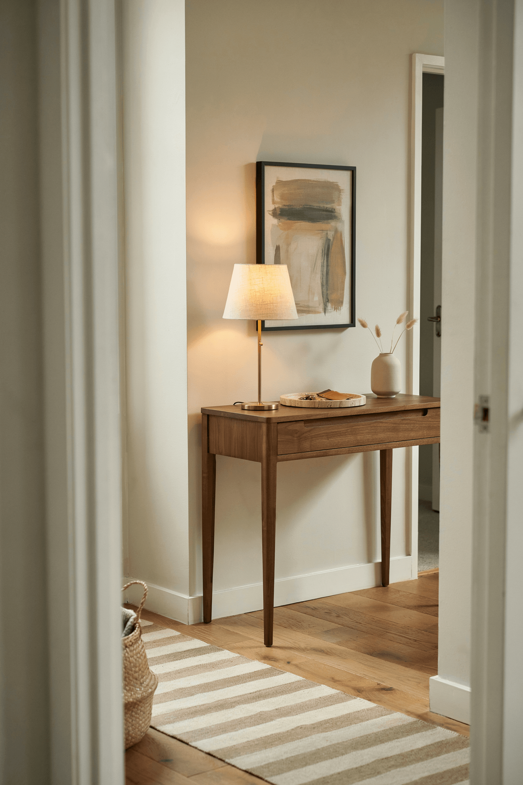 Foyer with Console Table and Lamp – home decor idea