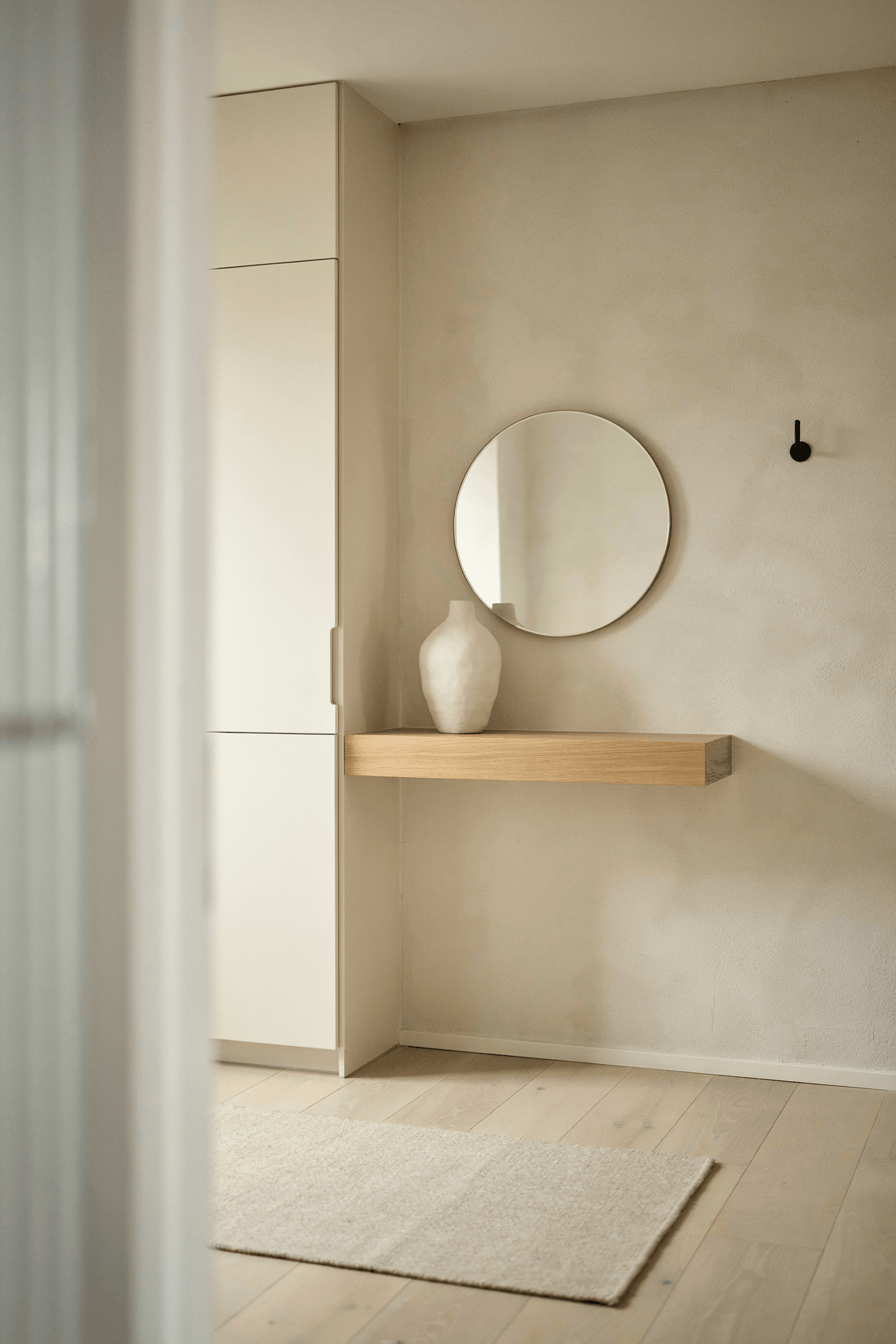 Modern Minimalist Entry Foyer – home decor idea