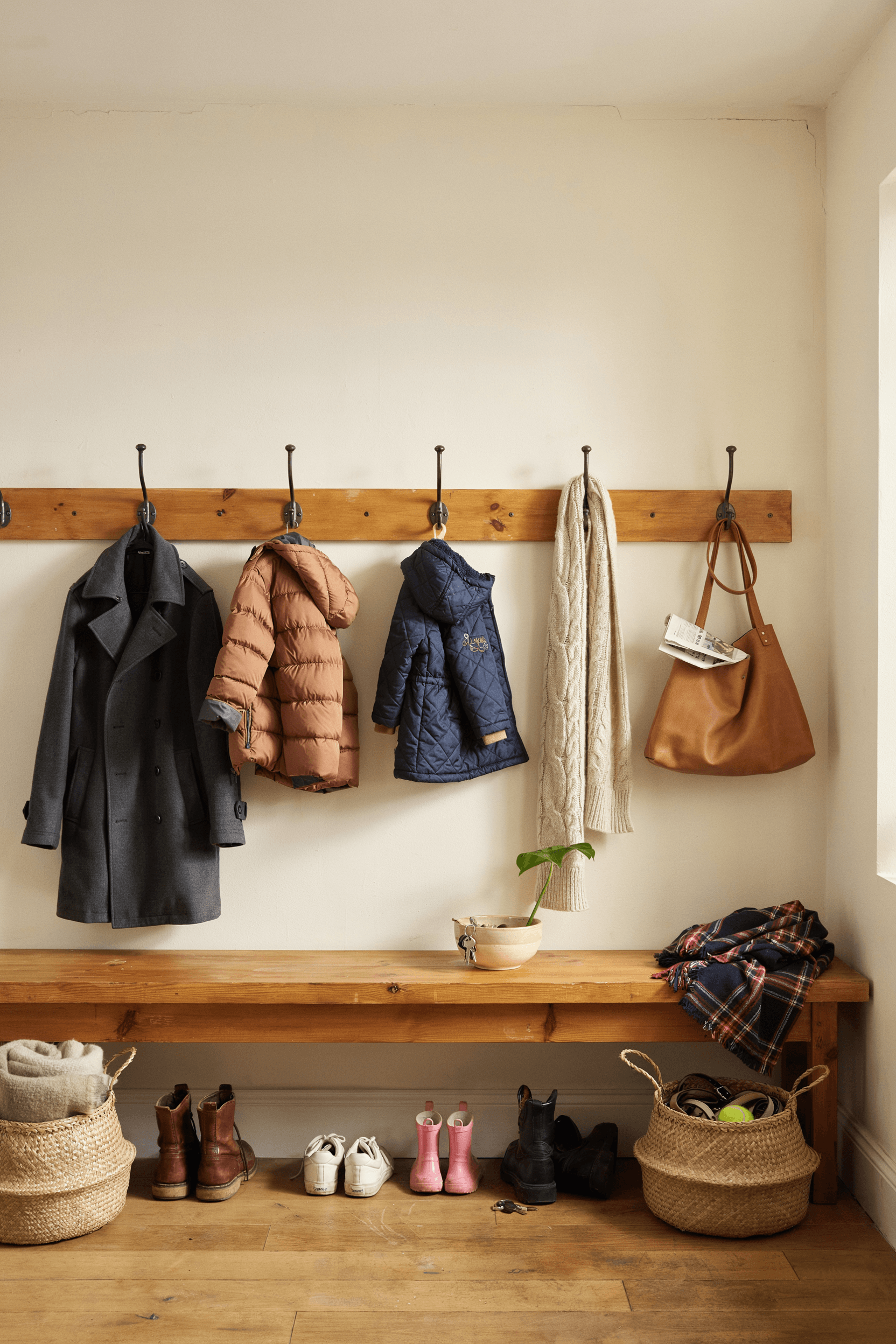 Mudroom Bench with Coat Rack – home decor idea