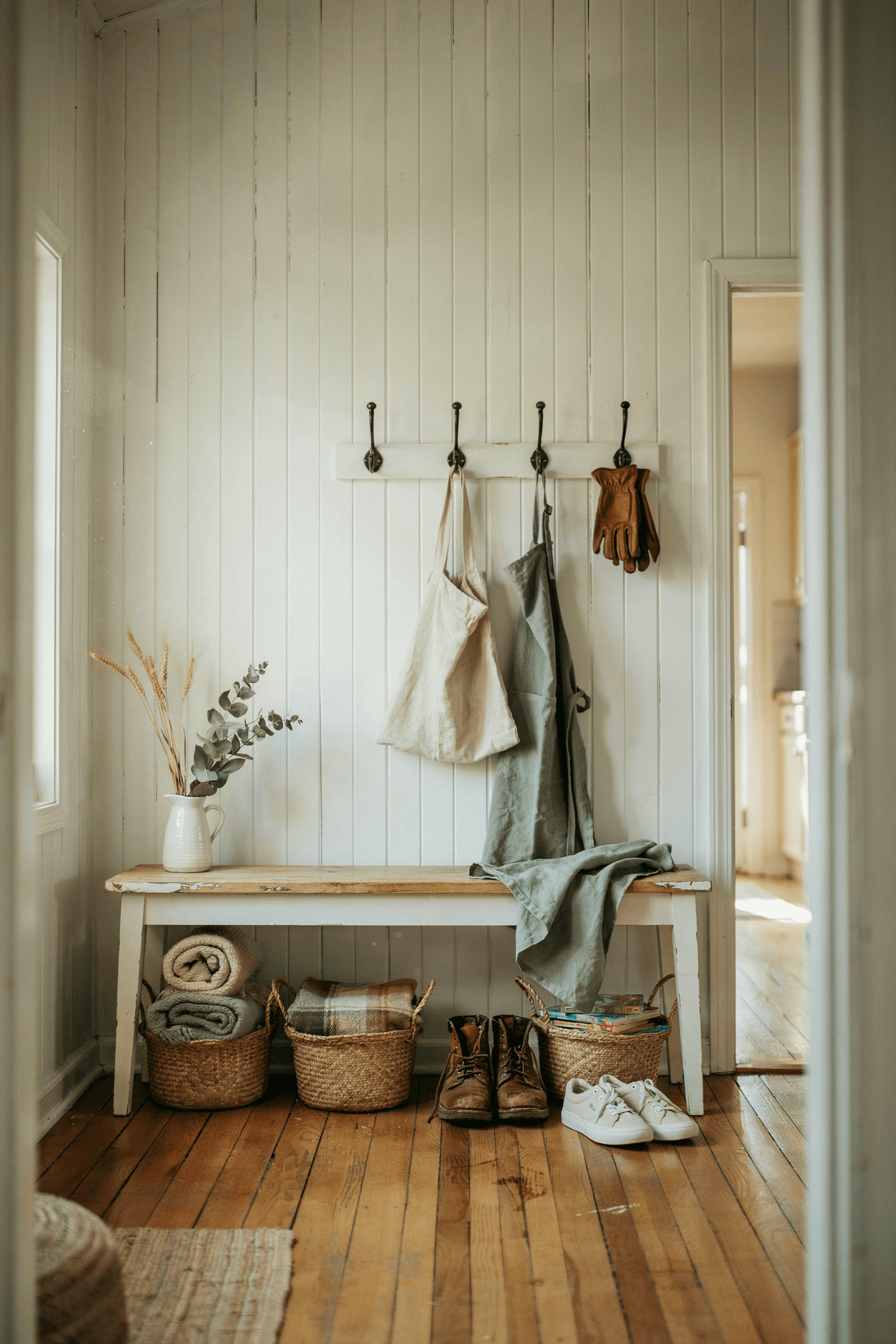 Farmhouse Mudroom Bench – home decor idea