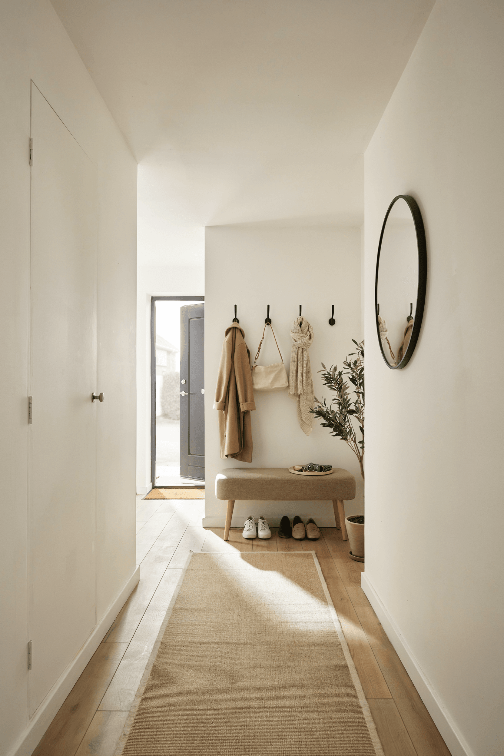 Entryway Foyer with Bench and Hooks – home decor idea